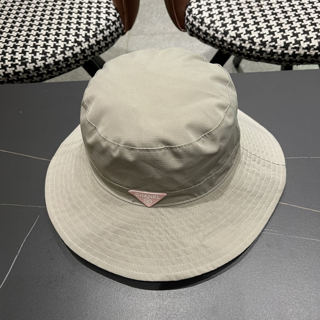  Chanel香奈儿中性款洋气百搭休闲双面渔夫帽子男女通用透气大头适
合户外防晒帽盆帽