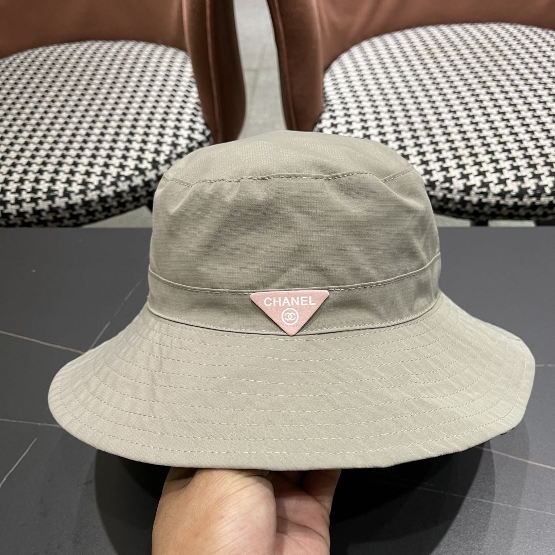  Chanel香奈儿中性款洋气百搭休闲双面渔夫帽子男女通用透气大头适
合户外防晒帽盆帽