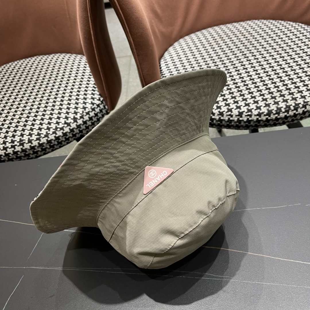  Chanel香奈儿中性款洋气百搭休闲双面渔夫帽子男女通用透气大头适
合户外防晒帽盆帽