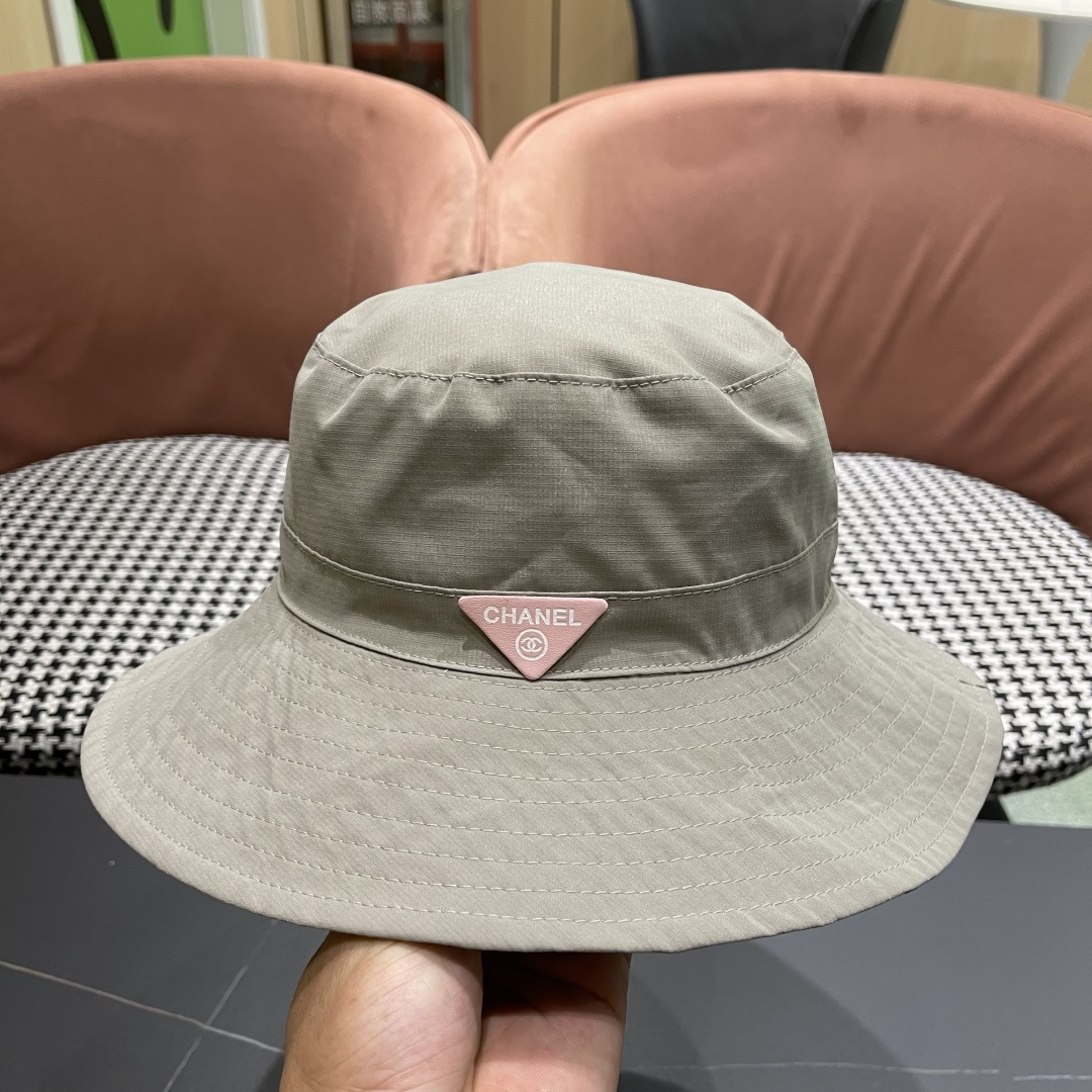  Chanel香奈儿中性款洋气百搭休闲双面渔夫帽子男女通用透气大头适
合户外防晒帽盆帽