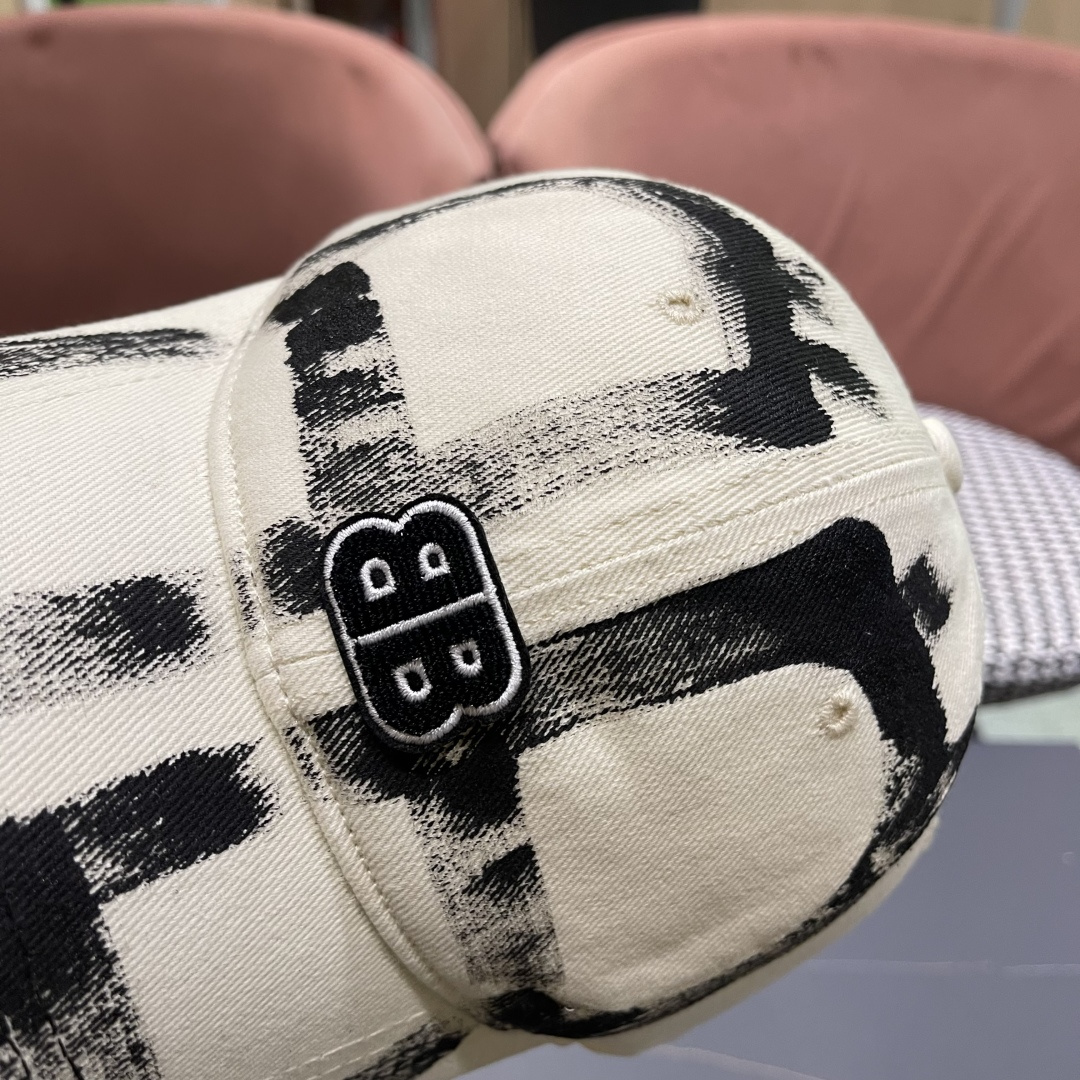  Balenclaga巴黎世家小众涂鸦双B水洗牛仔深顶棒球帽女
显脸小宽檐大头围嘻哈鸭舌帽