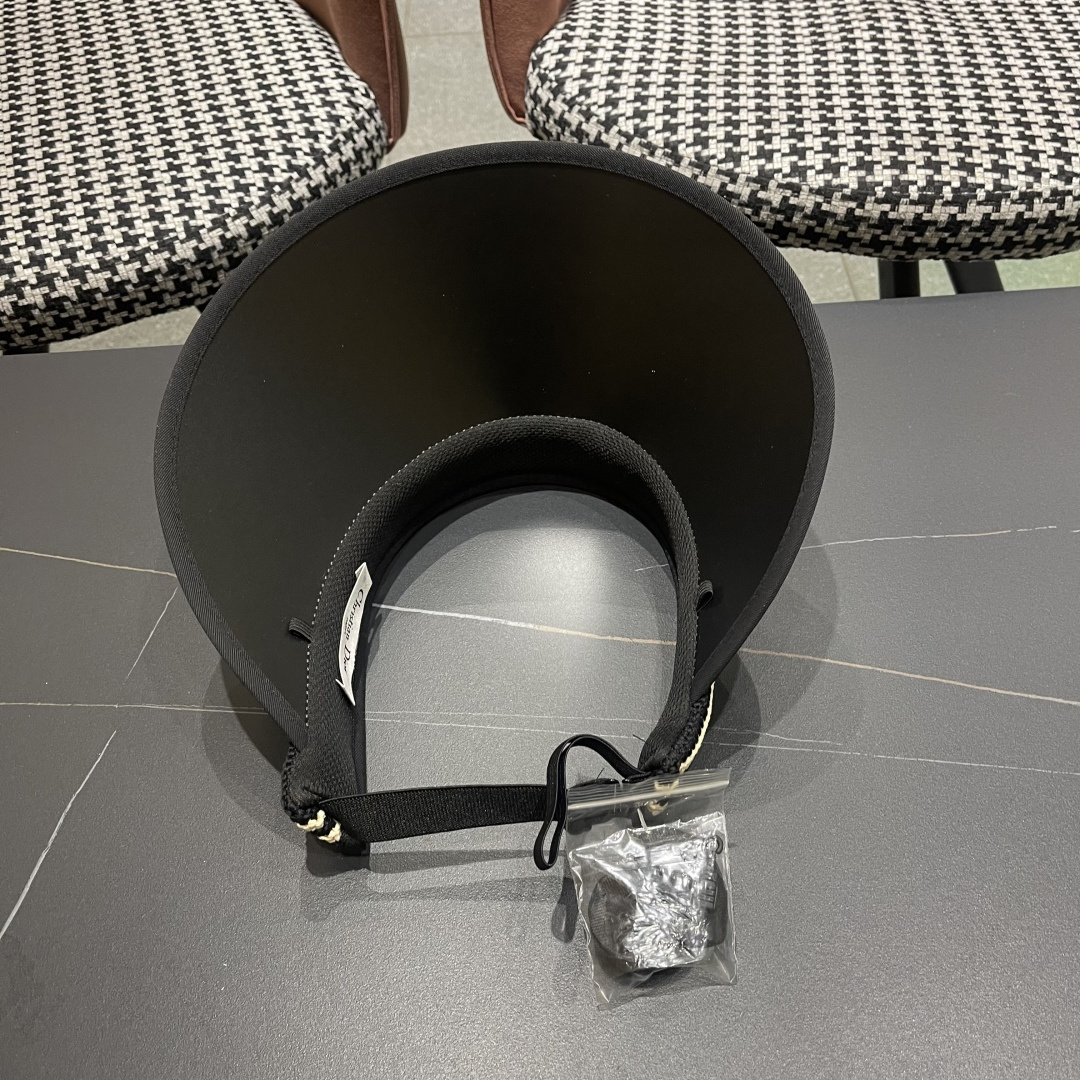  DlOR迪奥空顶草帽子女2025新款草编帽夏季遮阳防晒帽
大檐遮脸显脸小沙滩帽