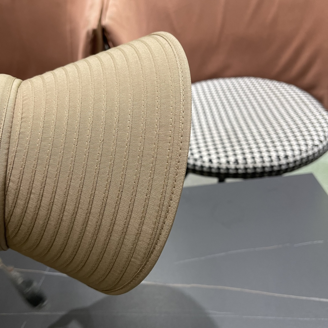 【MONCLER蒙口】空顶草帽女夏季防紫外线遮阳帽出游太阳
帽百搭草编防晒帽子