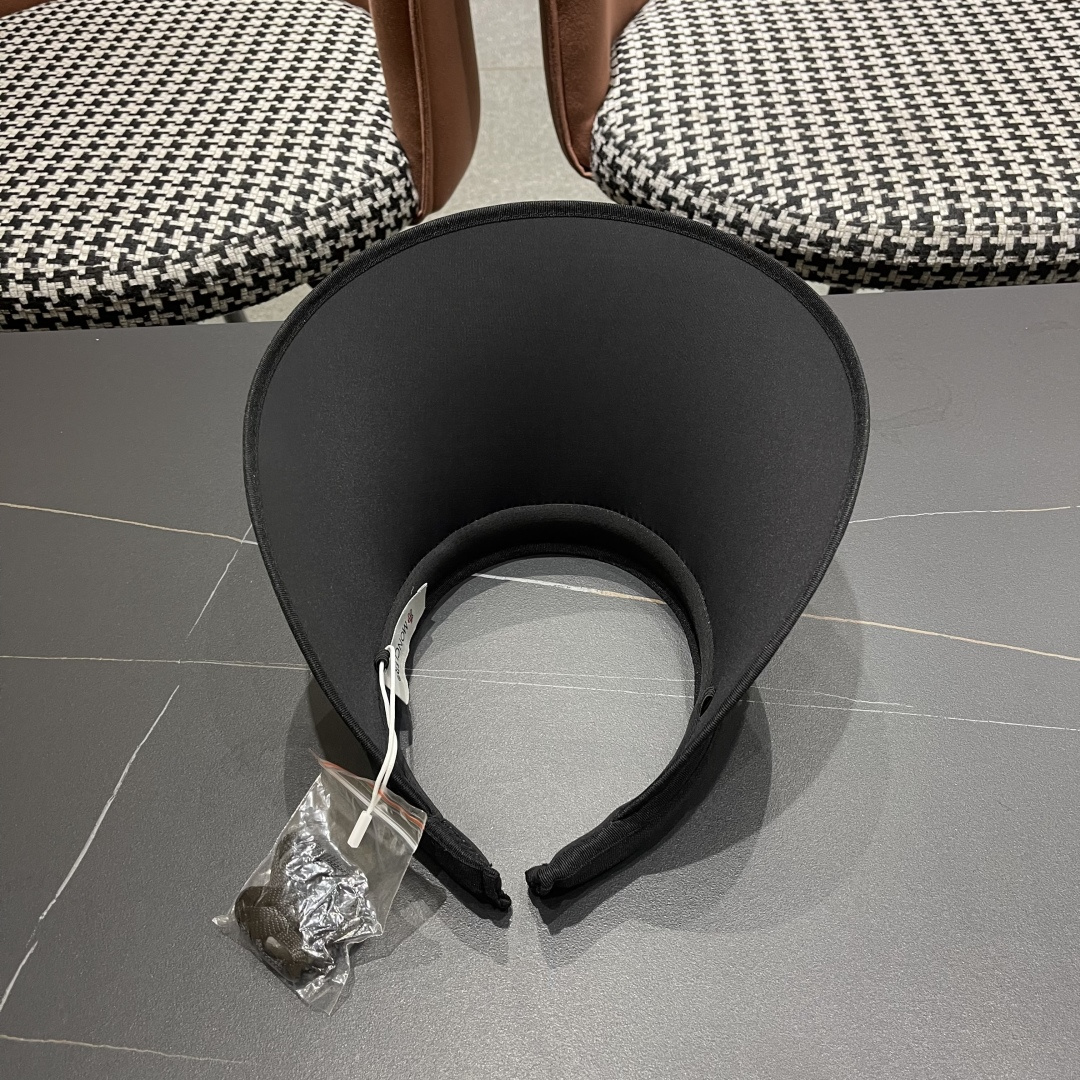 【MONCLER蒙口】空顶草帽女夏季防紫外线遮阳帽出游太阳
帽百搭草编防晒帽子