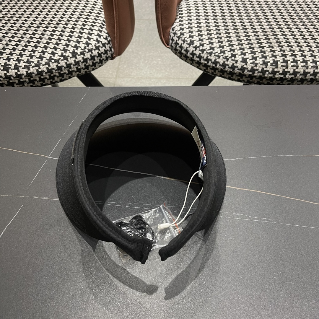 【MONCLER蒙口】空顶草帽女夏季防紫外线遮阳帽出游太阳
帽百搭草编防晒帽子