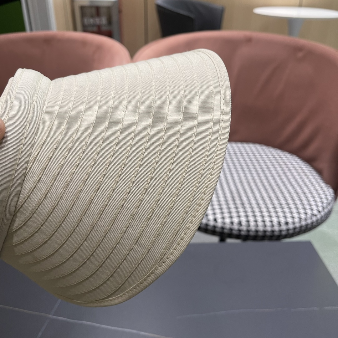 【MONCLER蒙口】空顶草帽女夏季防紫外线遮阳帽出游太阳
帽百搭草编防晒帽子