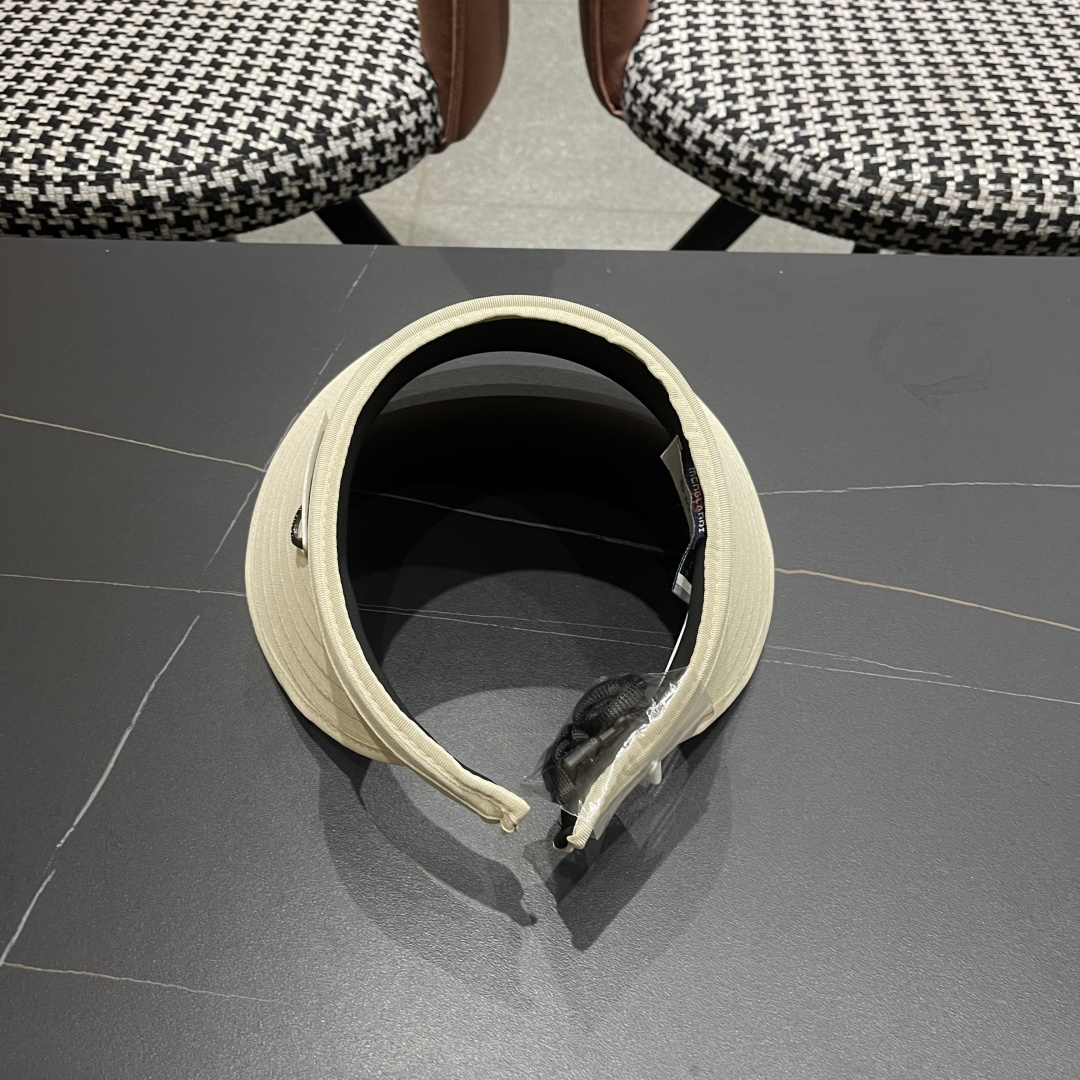 【MONCLER蒙口】空顶草帽女夏季防紫外线遮阳帽出游太阳
帽百搭草编防晒帽子