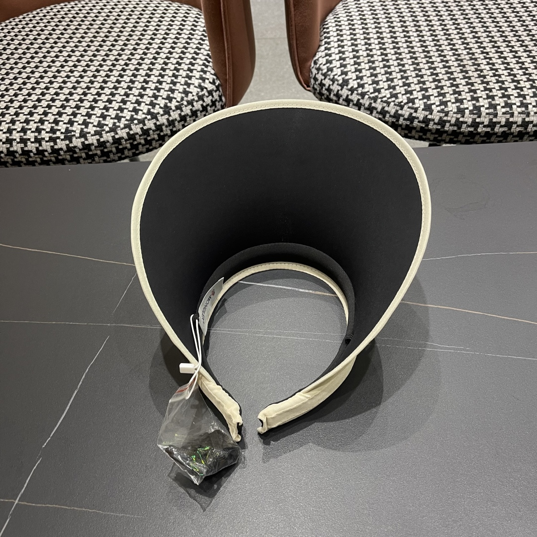 【MONCLER蒙口】空顶草帽女夏季防紫外线遮阳帽出游太阳
帽百搭草编防晒帽子