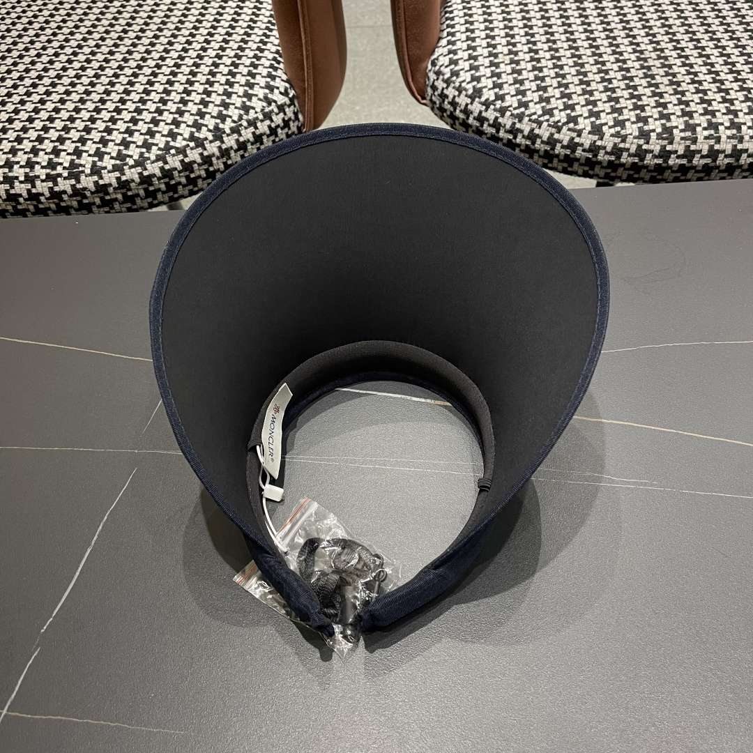 【MONCLER蒙口】空顶草帽女夏季防紫外线遮阳帽出游太阳
帽百搭草编防晒帽子