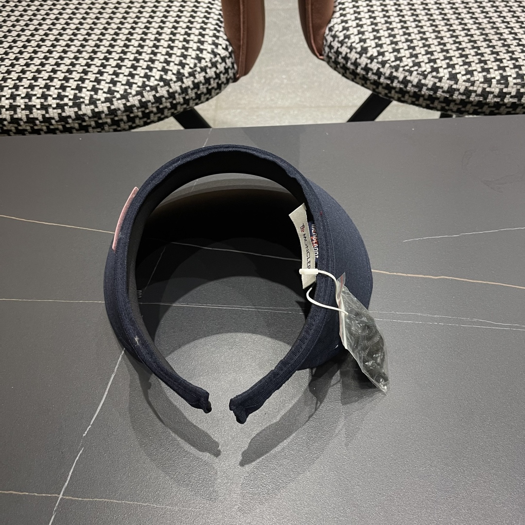 【MONCLER蒙口】空顶草帽女夏季防紫外线遮阳帽出游太阳
帽百搭草编防晒帽子