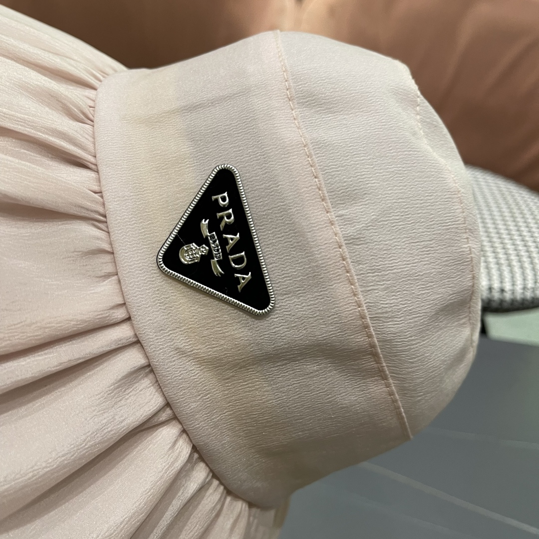  Prada普拉达 2025新款春夏季新款蝴蝶结大沿盆帽女户外出游时尚百
搭渔夫帽休闲旅游帽子