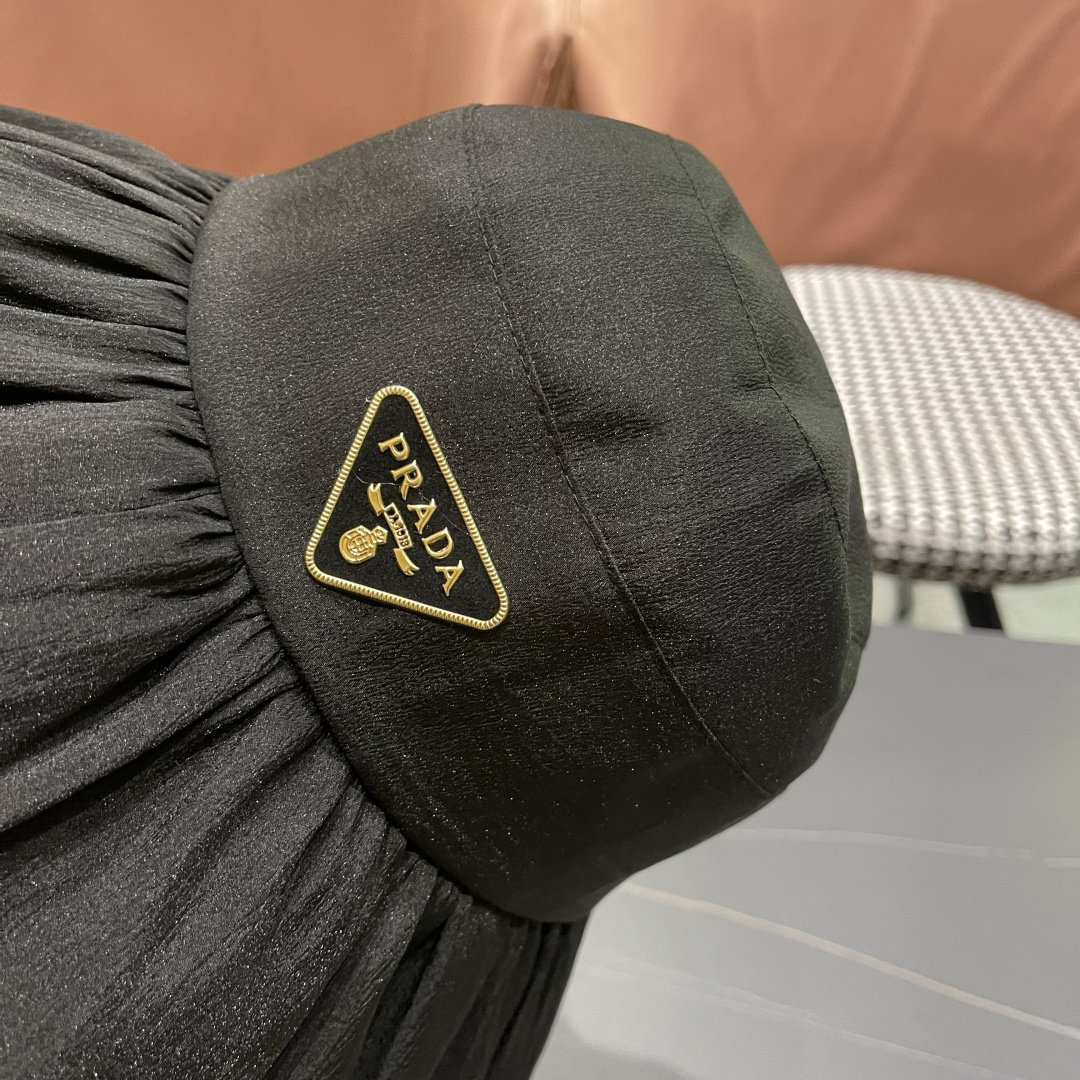  Prada普拉达 2025新款春夏季新款蝴蝶结大沿盆帽女户外出游时尚百
搭渔夫帽休闲旅游帽子