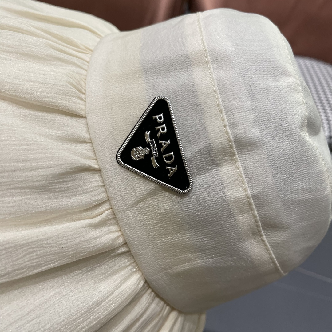  Prada普拉达 2025新款春夏季新款蝴蝶结大沿盆帽女户外出游时尚百
搭渔夫帽休闲旅游帽子