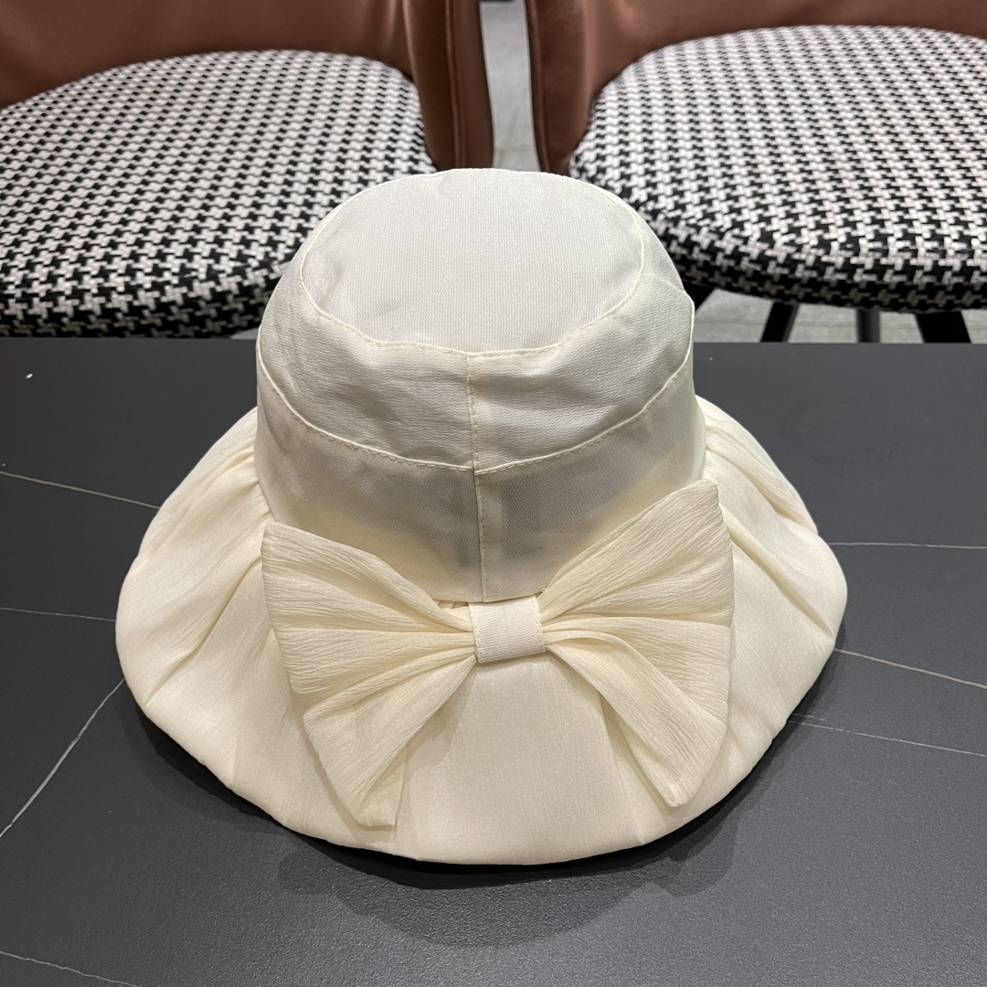  Prada普拉达 2025新款春夏季新款蝴蝶结大沿盆帽女户外出游时尚百
搭渔夫帽休闲旅游帽子