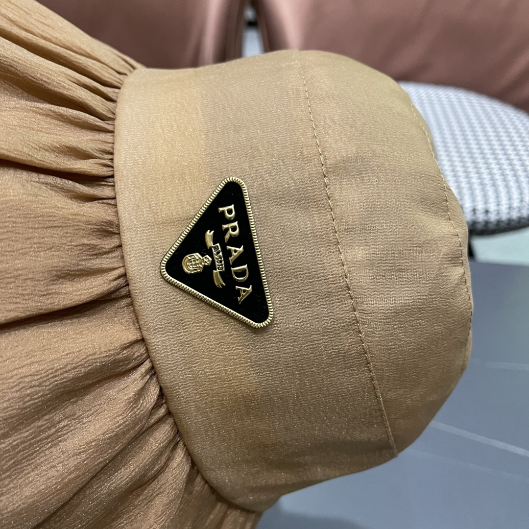  Prada普拉达 2025新款春夏季新款蝴蝶结大沿盆帽女户外出游时尚百
搭渔夫帽休闲旅游帽子