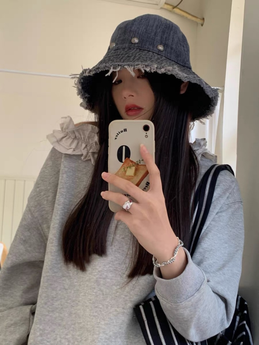  蒙口Moncler 韩版街头小众磨边做旧牛仔铆钉渔夫帽女大帽檐
遮阳显脸小盆帽男女