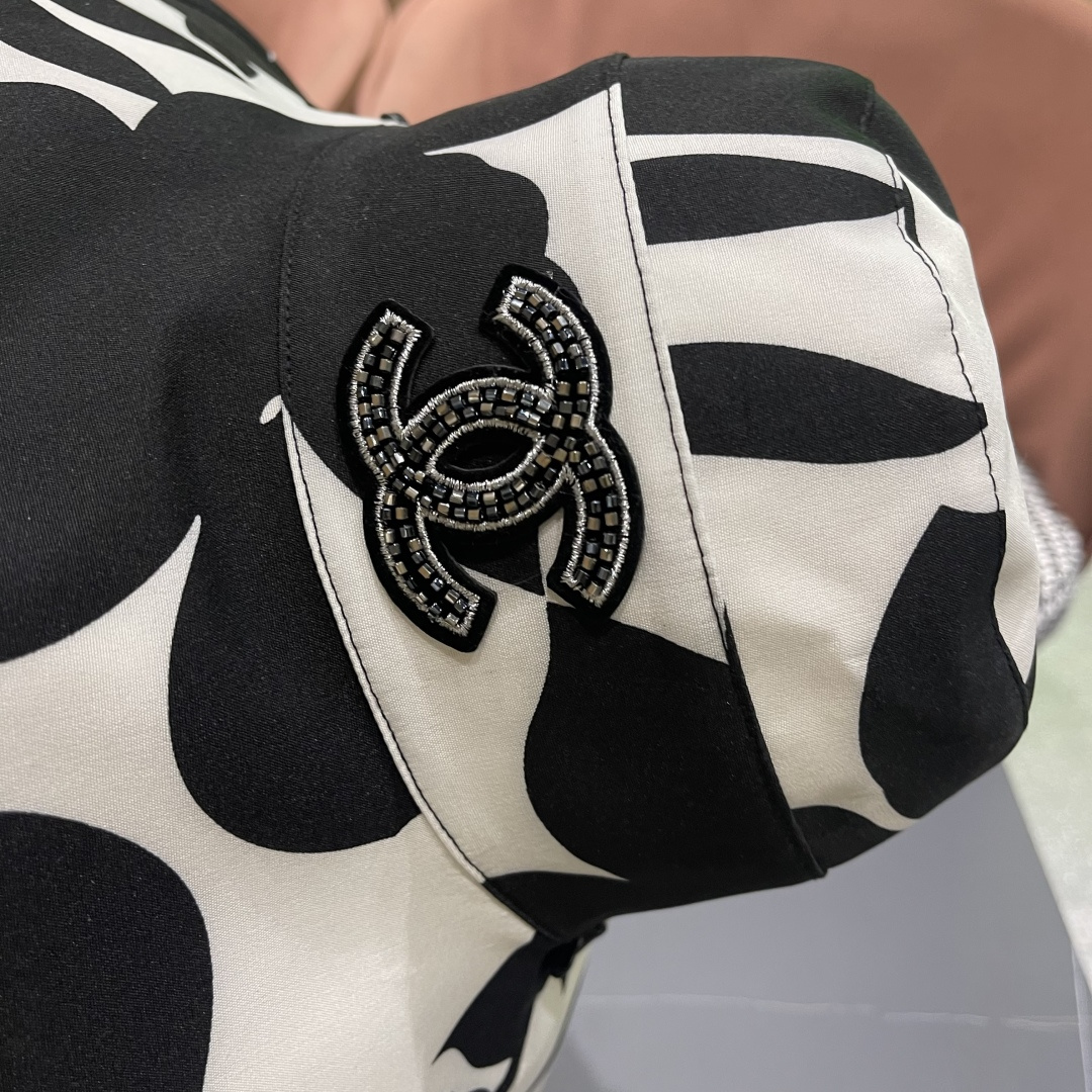  Chanel(香奈儿)新款韩系帽子女春夏显脸小时尚盆帽大檐百搭遮阳
渔夫帽双面戴防紫外线