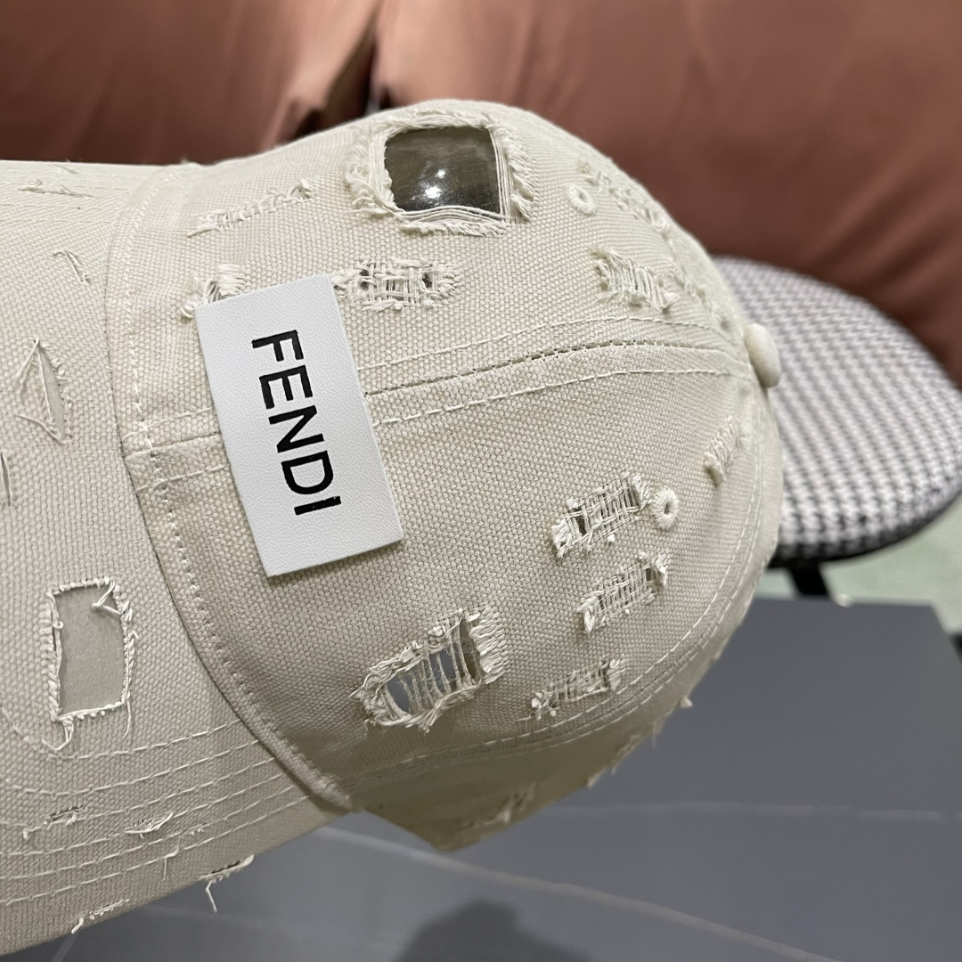  FENDI芬迪 韩版复古做旧日破洞棒球帽子女个性时
尚百搭情侣宽檐大头围鸭舌帽男