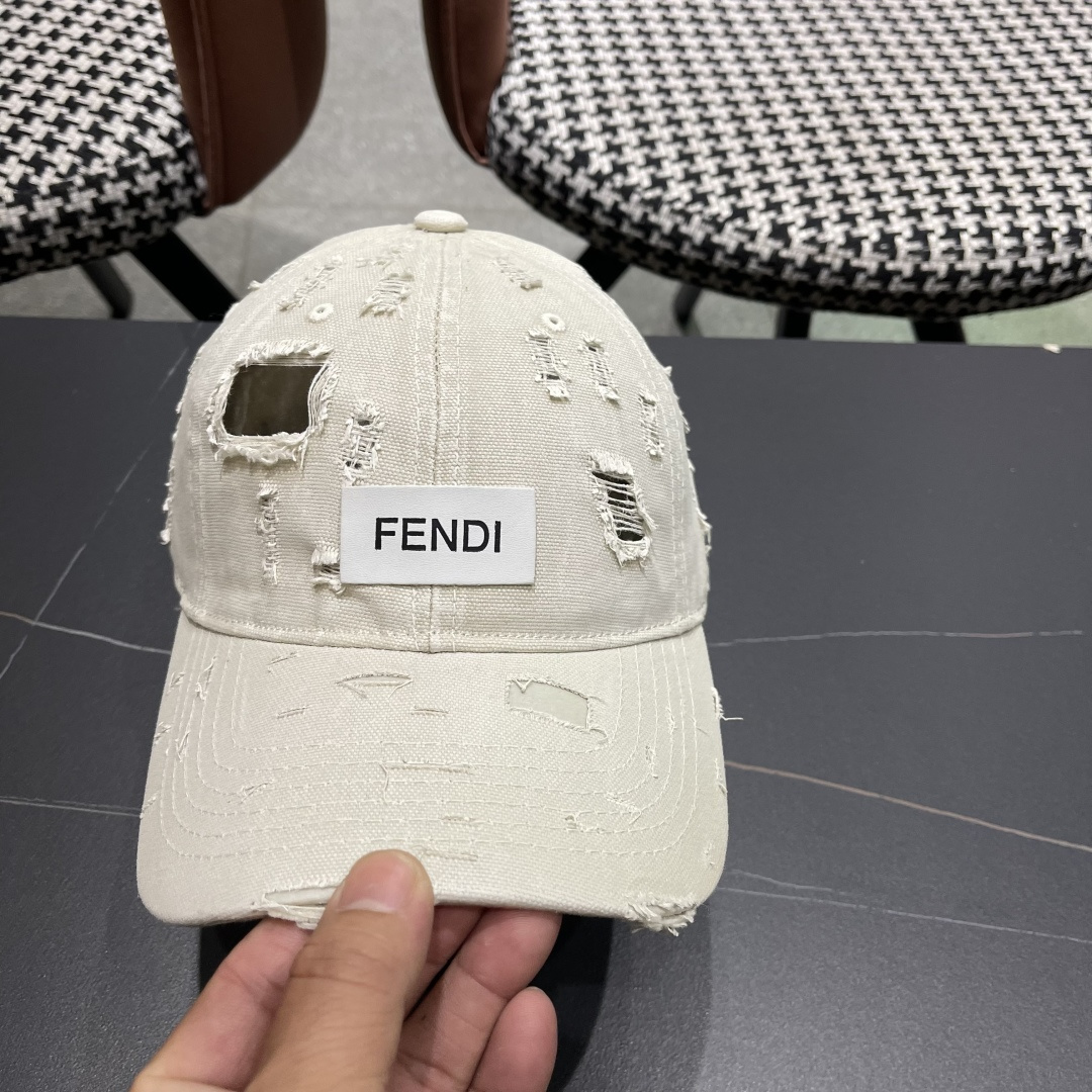  FENDI芬迪 韩版复古做旧日破洞棒球帽子女个性时
尚百搭情侣宽檐大头围鸭舌帽男