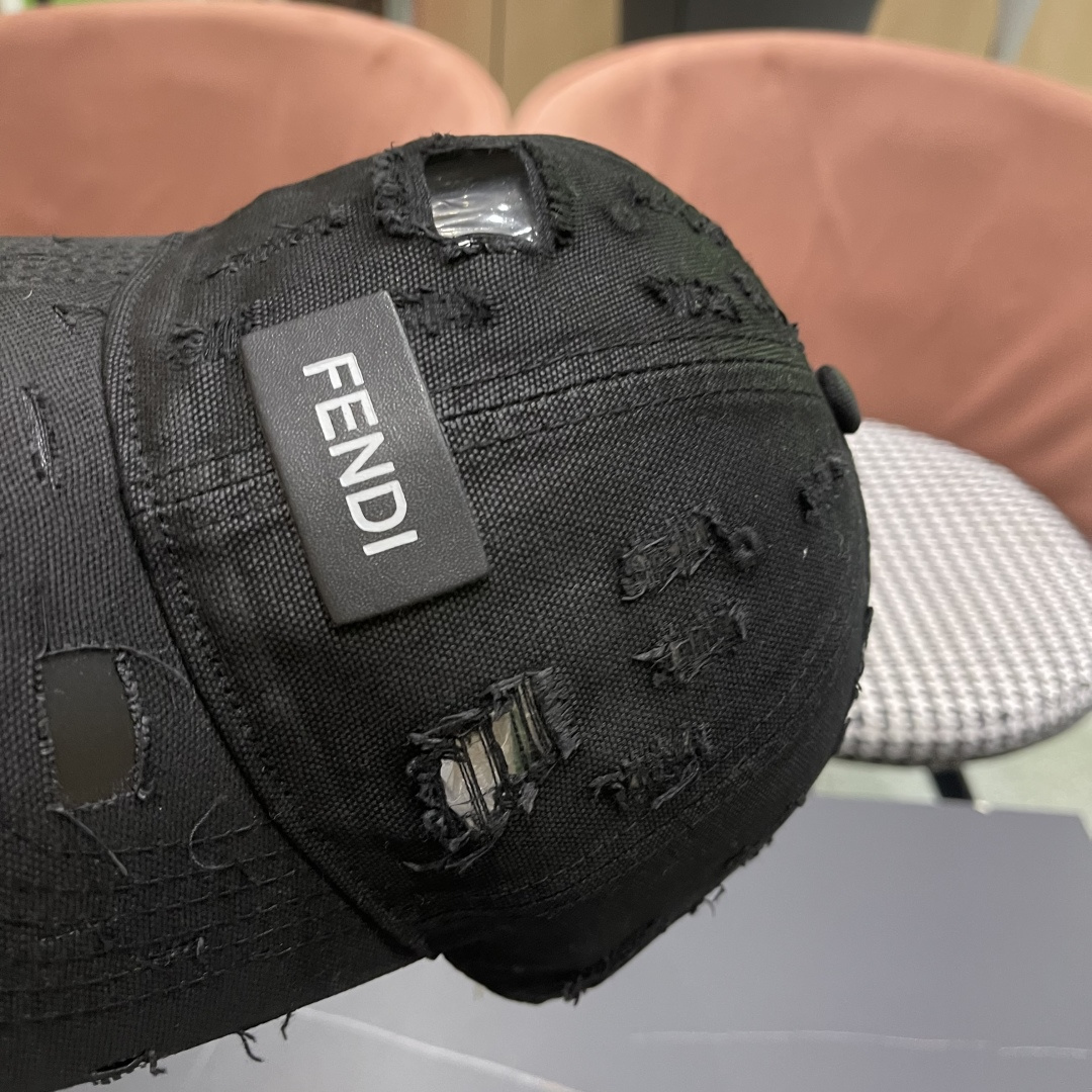 FENDI芬迪 韩版复古做旧日破洞棒球帽子女个性时
尚百搭情侣宽檐大头围鸭舌帽男