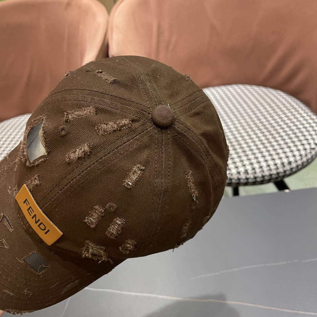  FENDI芬迪 韩版复古做旧日破洞棒球帽子女个性时
尚百搭情侣宽檐大头围鸭舌帽男
