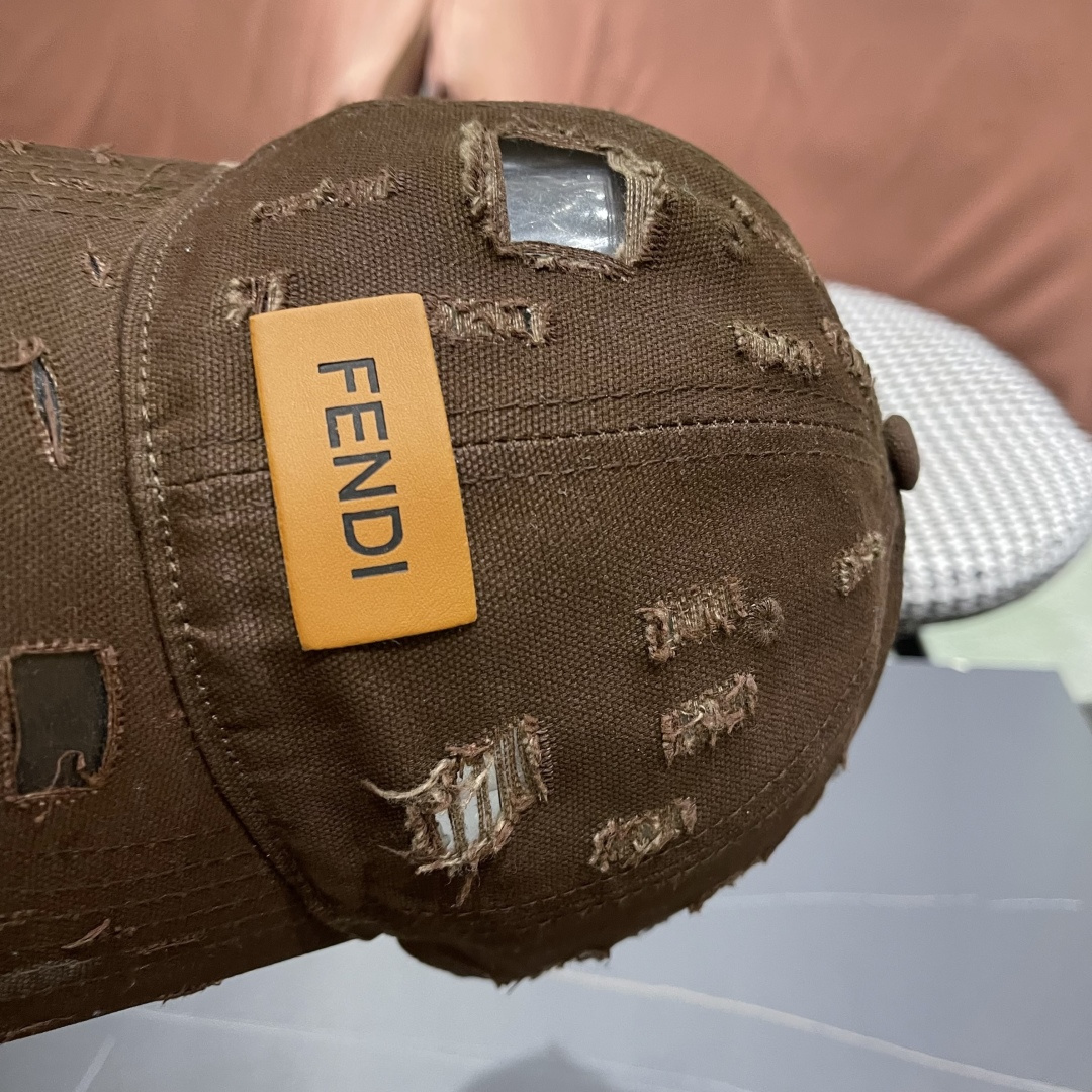  FENDI芬迪 韩版复古做旧日破洞棒球帽子女个性时
尚百搭情侣宽檐大头围鸭舌帽男