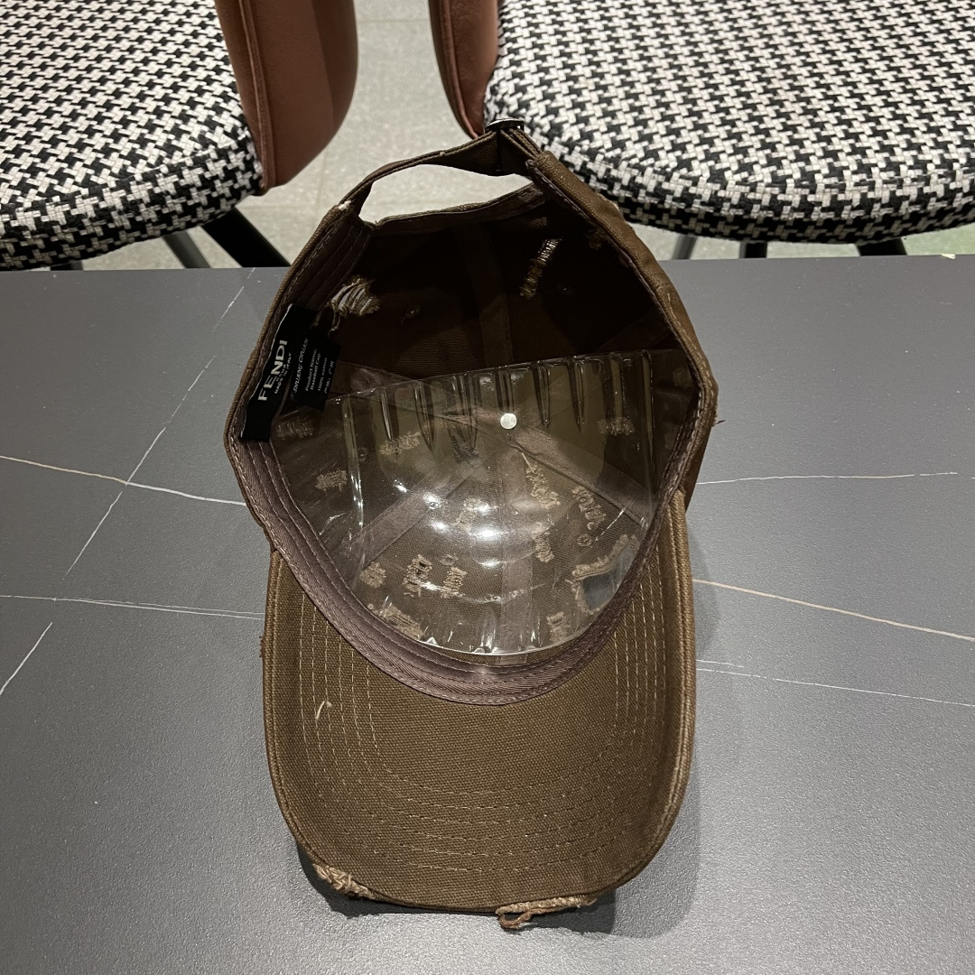  FENDI芬迪 韩版复古做旧日破洞棒球帽子女个性时
尚百搭情侣宽檐大头围鸭舌帽男