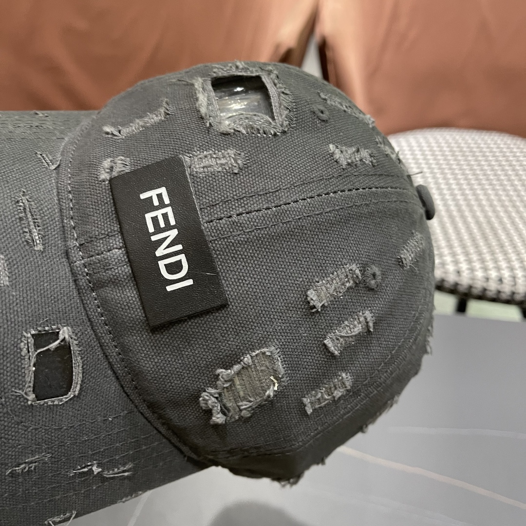  FENDI芬迪 韩版复古做旧日破洞棒球帽子女个性时
尚百搭情侣宽檐大头围鸭舌帽男