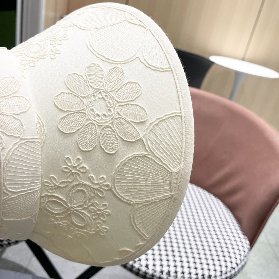 lv路易威登2025新款花朵刺绣空顶帽女春夏出游遮阳防晒帽显脸
小百搭休闲太阳盆帽