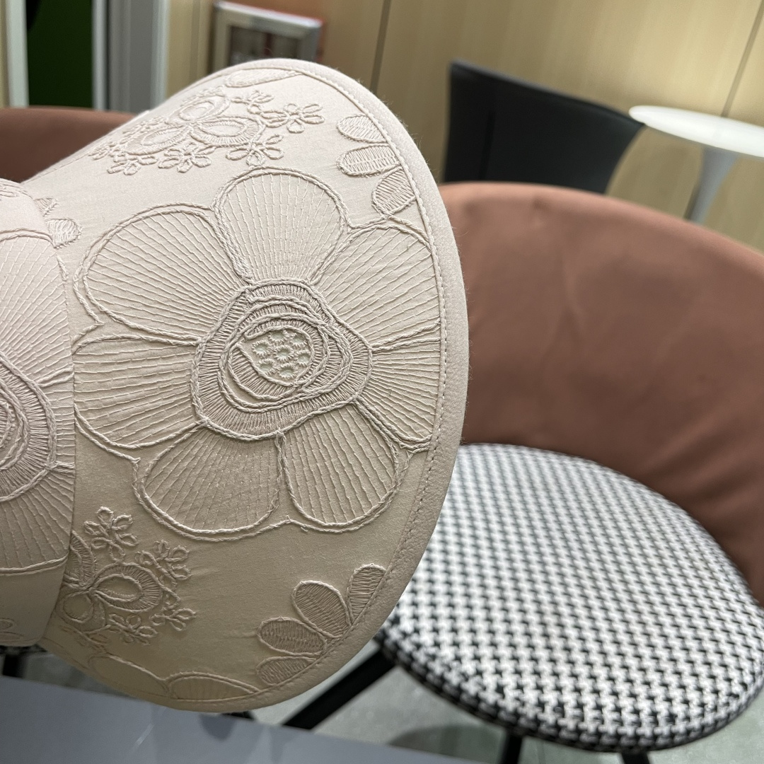  lv路易威登2025新款花朵刺绣空顶帽女春夏出游遮阳防晒帽显脸
小百搭休闲太阳盆帽