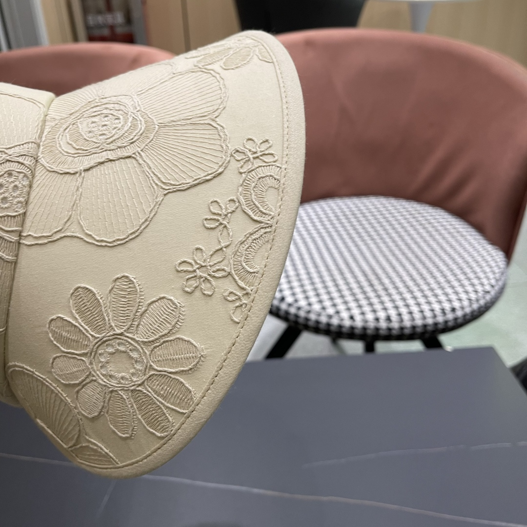  lv路易威登2025新款花朵刺绣空顶帽女春夏出游遮阳防晒帽显脸
小百搭休闲太阳盆帽