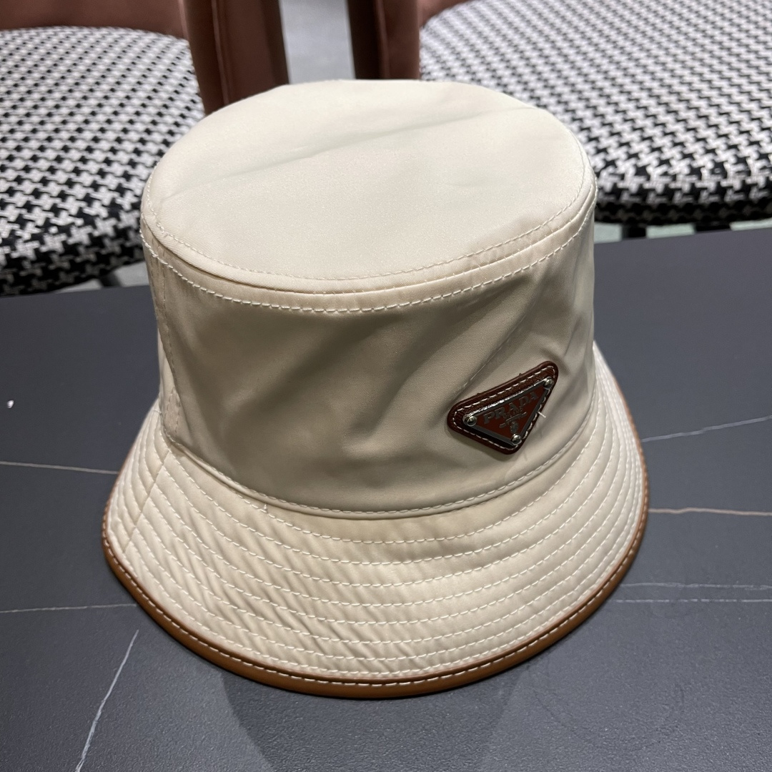  普拉达PRADA 原单渔夫帽，让人耳目一新，头型非常好，可以修饰各种头型，实力百搭款