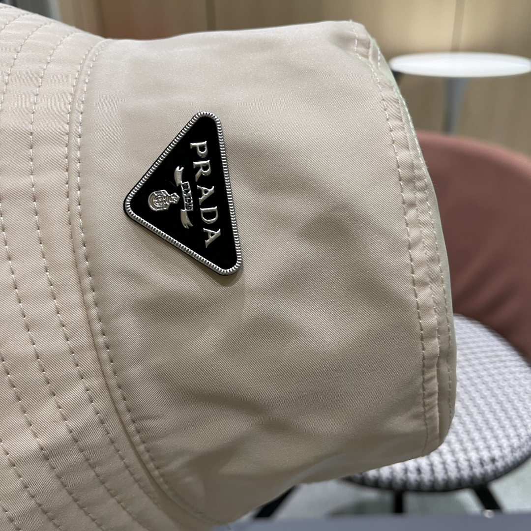  普拉达PRADA 原单渔夫帽，让人耳目一新，头型非常好，可以修饰各种头型，实力百搭款