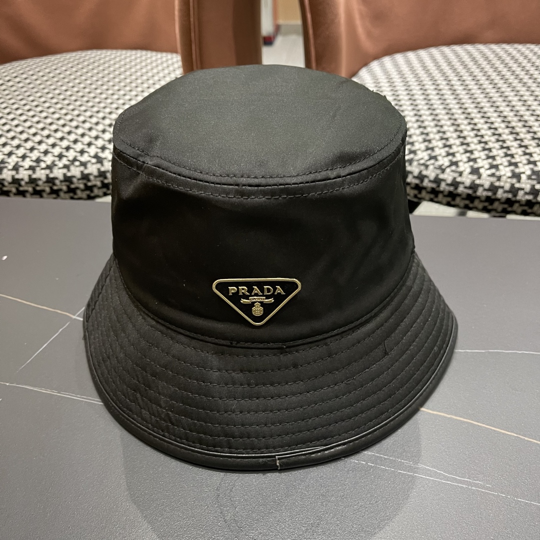  普拉达PRADA 原单渔夫帽，让人耳目一新，头型非常好，可以修饰各种头型，实力百搭款