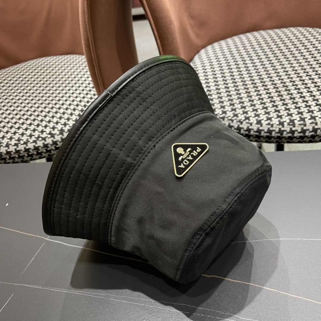  普拉达PRADA 原单渔夫帽，让人耳目一新，头型非常好，可以修饰各种头型，实力百搭款