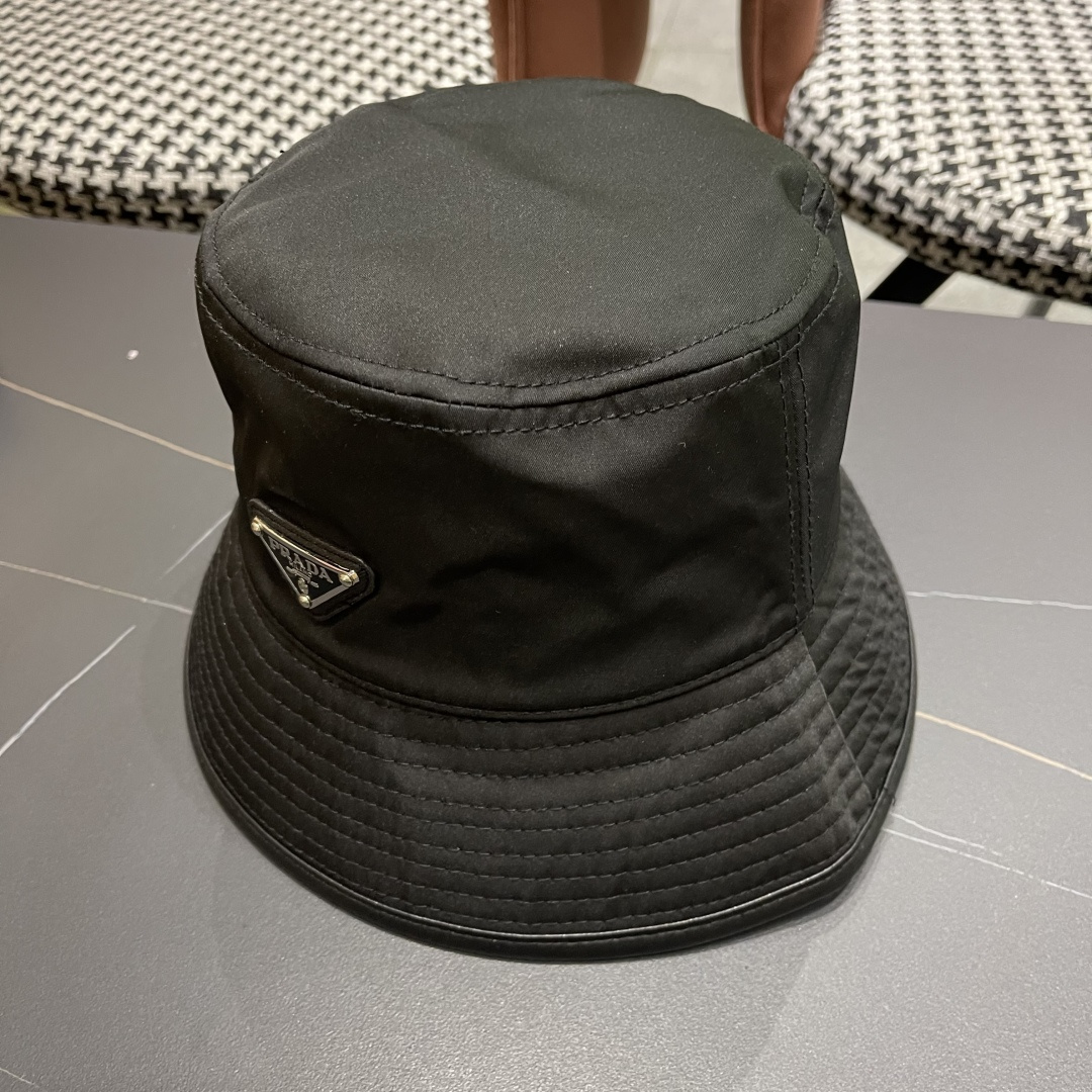  普拉达PRADA 原单渔夫帽，让人耳目一新，头型非常好，可以修饰各种头型，实力百搭款