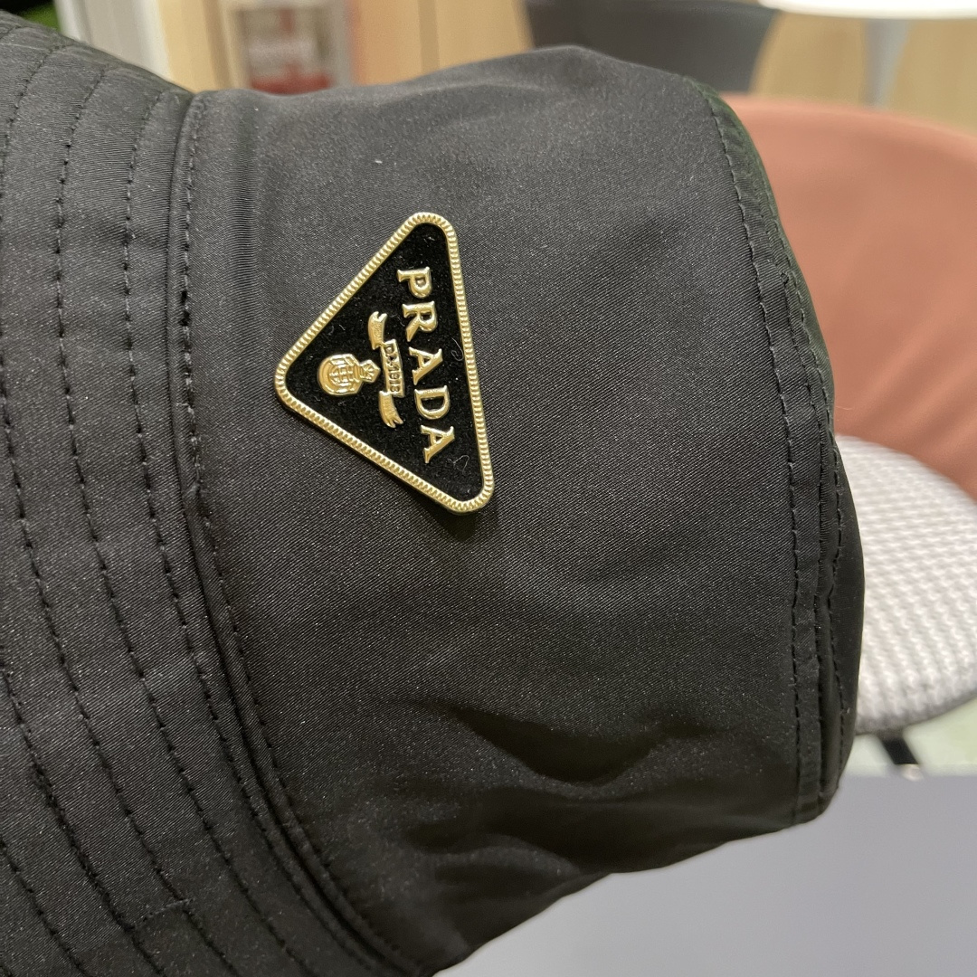  普拉达PRADA 原单渔夫帽，让人耳目一新，头型非常好，可以修饰各种头型，实力百搭款