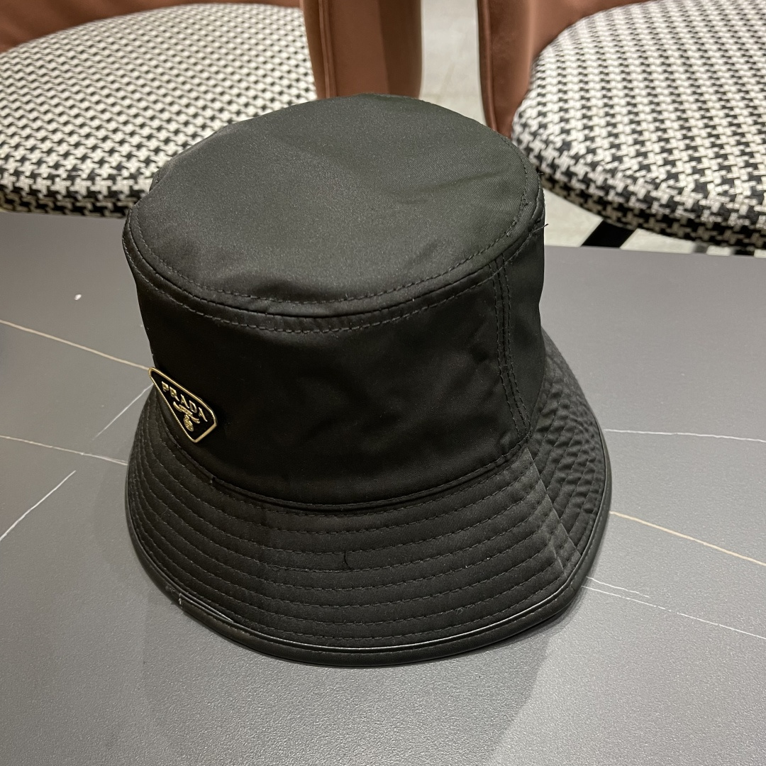  普拉达PRADA 原单渔夫帽，让人耳目一新，头型非常好，可以修饰各种头型，实力百搭款