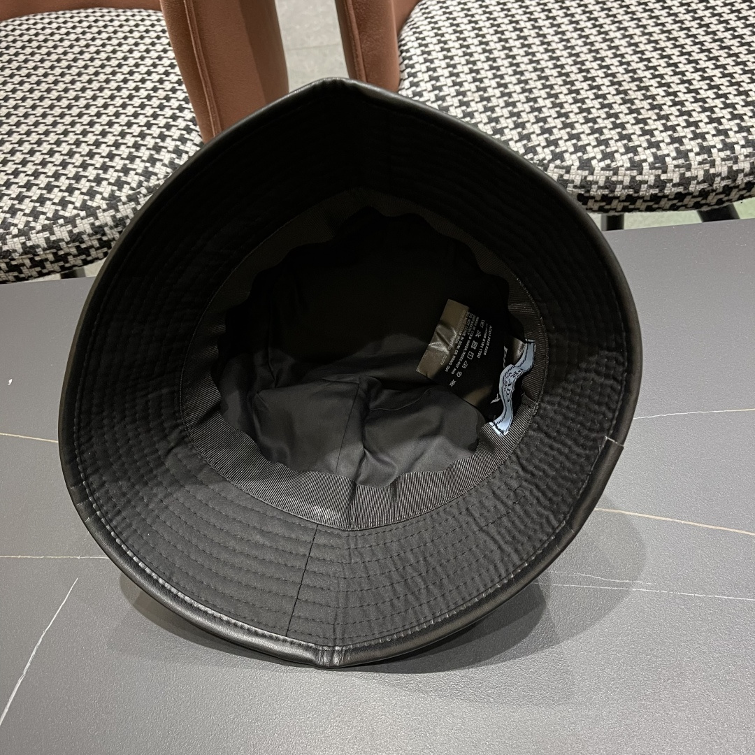  普拉达PRADA 原单渔夫帽，让人耳目一新，头型非常好，可以修饰各种头型，实力百搭款