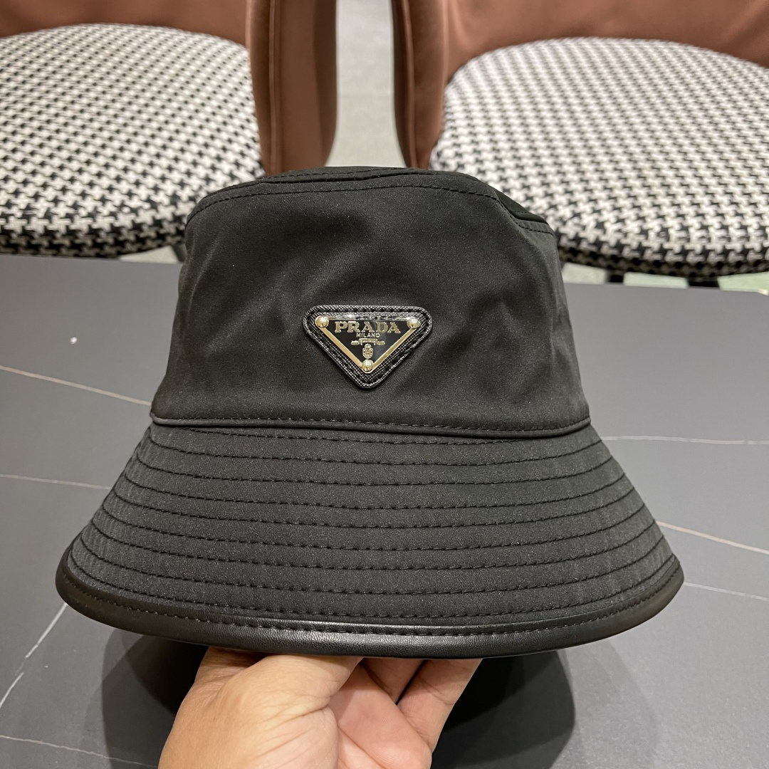  普拉达PRADA 原单渔夫帽，让人耳目一新，头型非常好，可以修饰各种头型，实力百搭款