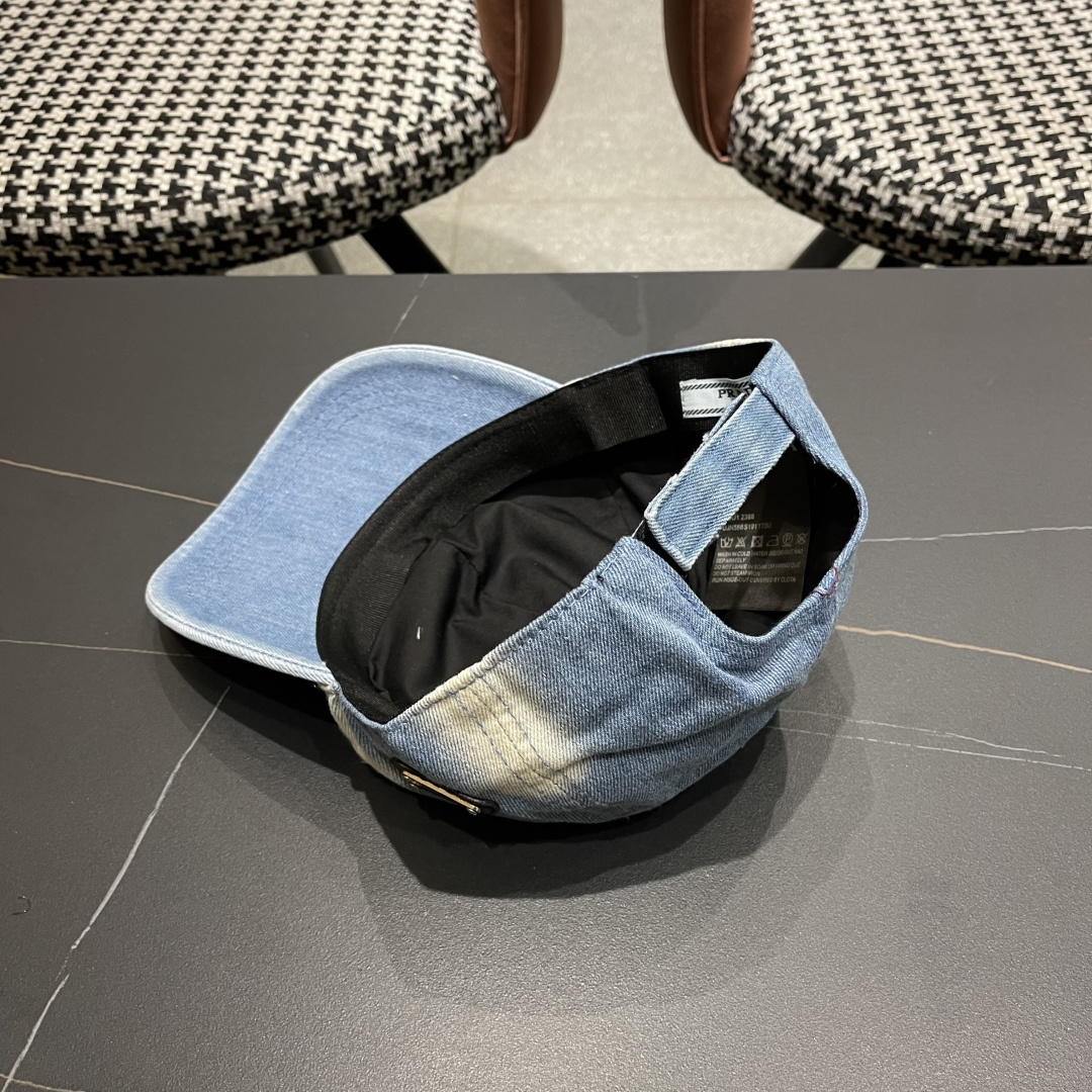  Prada 普拉达2025高品质牛仔布倒三角棒球帽
洗水牛仔色，秀场同款，面料柔软舒适
百搭休闲款，闭