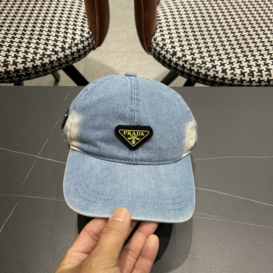  Prada 普拉达2025高品质牛仔布倒三角棒球帽
洗水牛仔色，秀场同款，面料柔软舒适
百搭休闲款，闭
