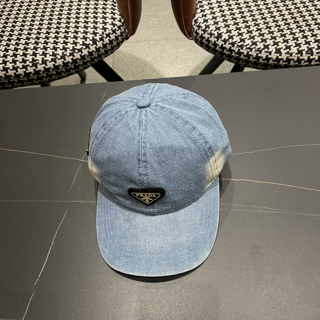  Prada 普拉达2025高品质牛仔布倒三角棒球帽
洗水牛仔色，秀场同款，面料柔软舒适
百搭休闲款，闭