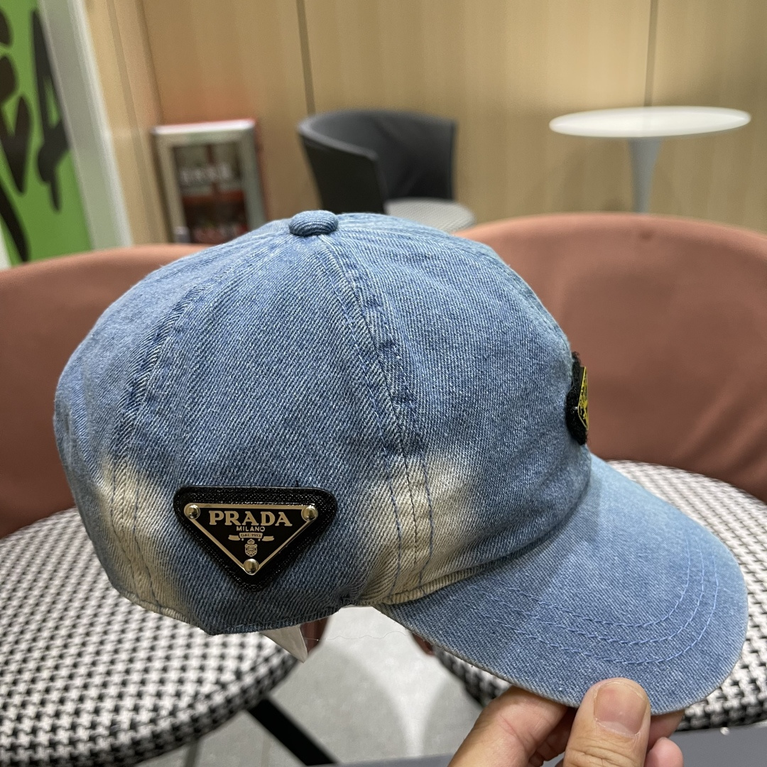  Prada 普拉达2025高品质牛仔布倒三角棒球帽
洗水牛仔色，秀场同款，面料柔软舒适
百搭休闲款，闭