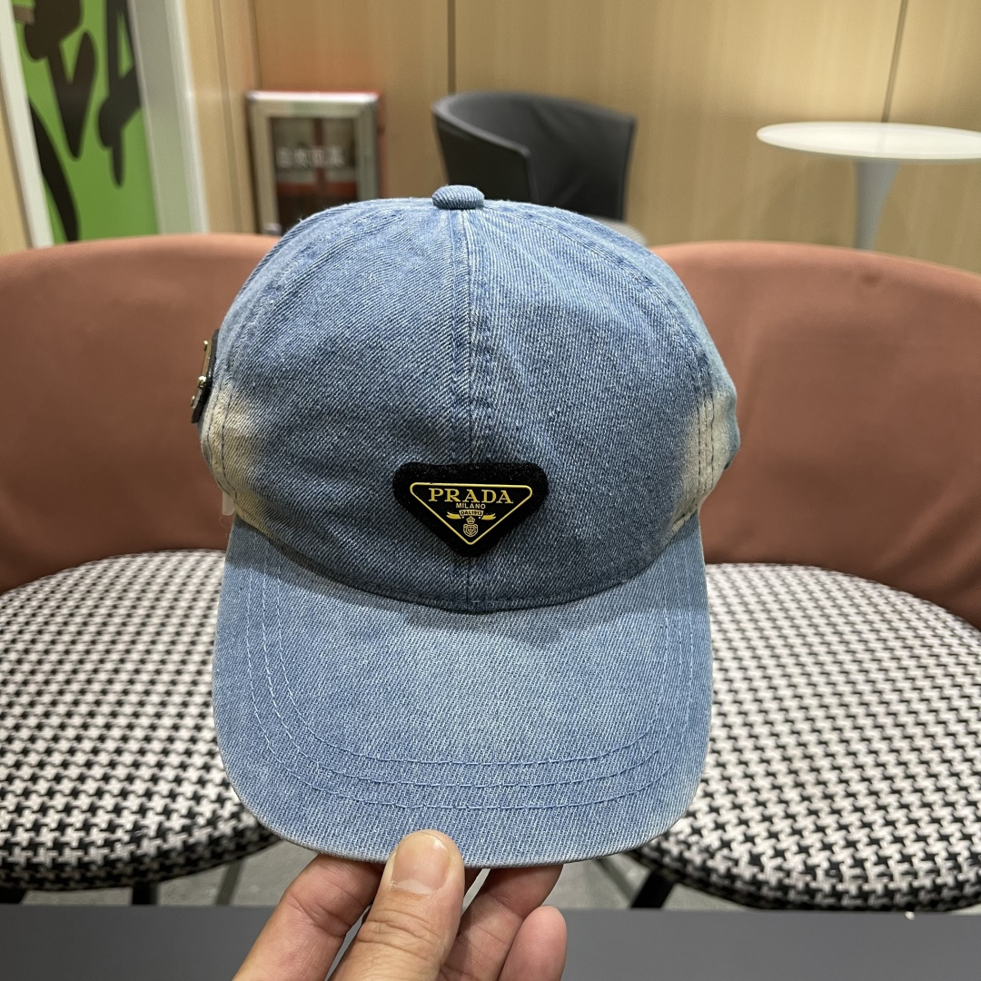  Prada 普拉达2025高品质牛仔布倒三角棒球帽
洗水牛仔色，秀场同款，面料柔软舒适
百搭休闲款，闭