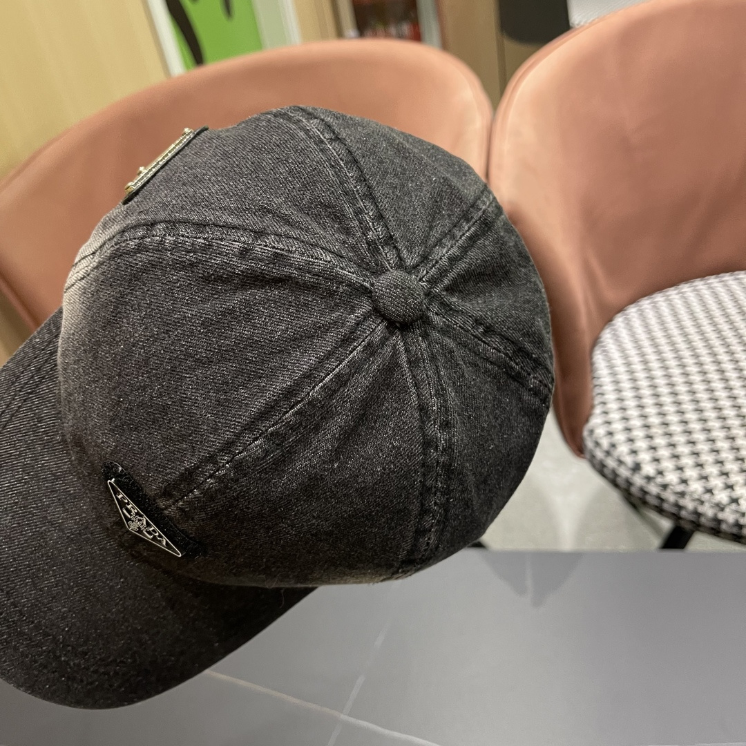  Prada 普拉达2025高品质牛仔布倒三角棒球帽
洗水牛仔色，秀场同款，面料柔软舒适
百搭休闲款，闭