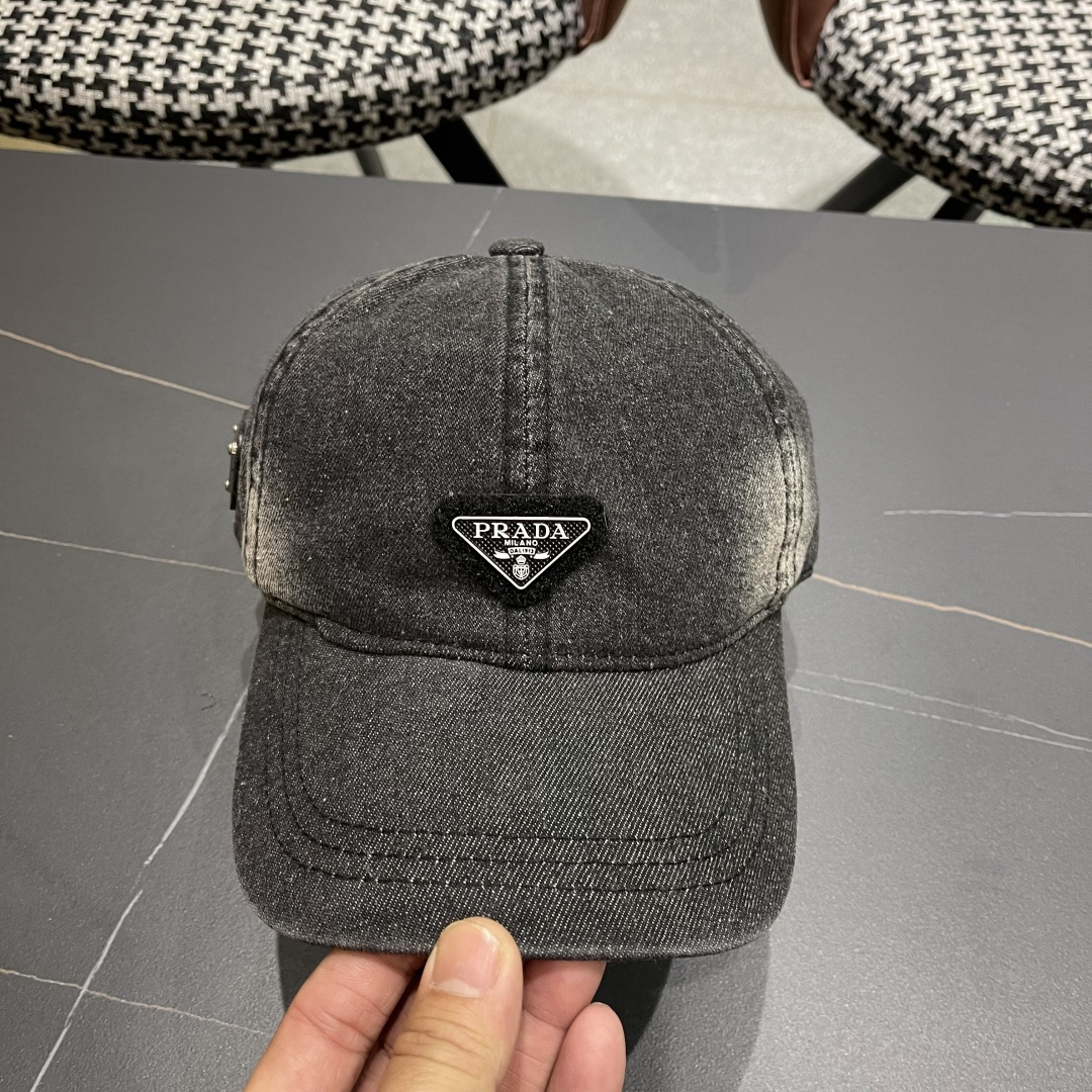  Prada 普拉达2025高品质牛仔布倒三角棒球帽
洗水牛仔色，秀场同款，面料柔软舒适
百搭休闲款，闭