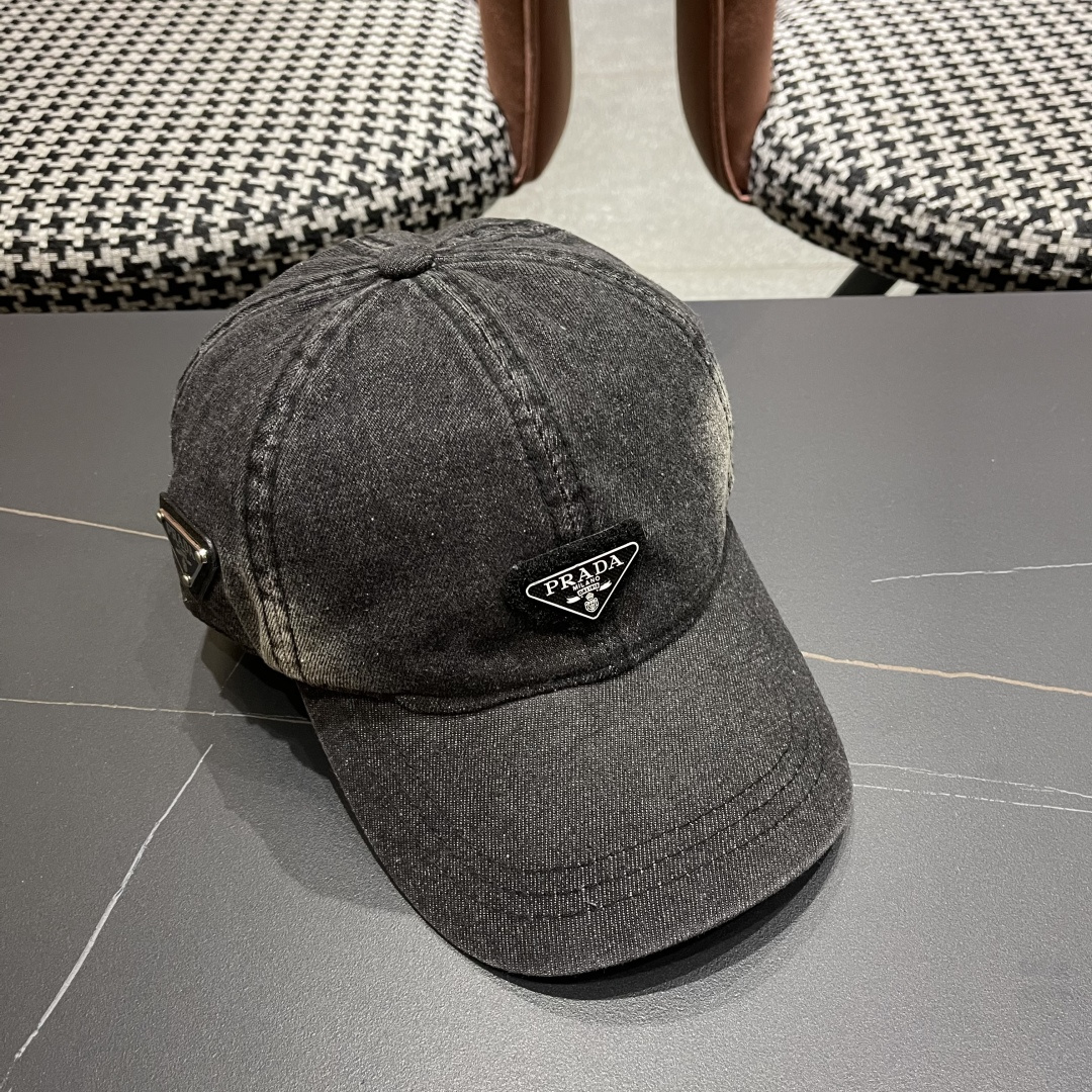  Prada 普拉达2025高品质牛仔布倒三角棒球帽
洗水牛仔色，秀场同款，面料柔软舒适
百搭休闲款，闭