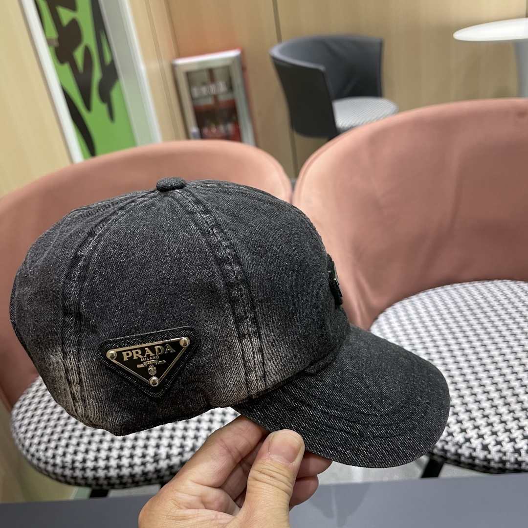  Prada 普拉达2025高品质牛仔布倒三角棒球帽
洗水牛仔色，秀场同款，面料柔软舒适
百搭休闲款，闭