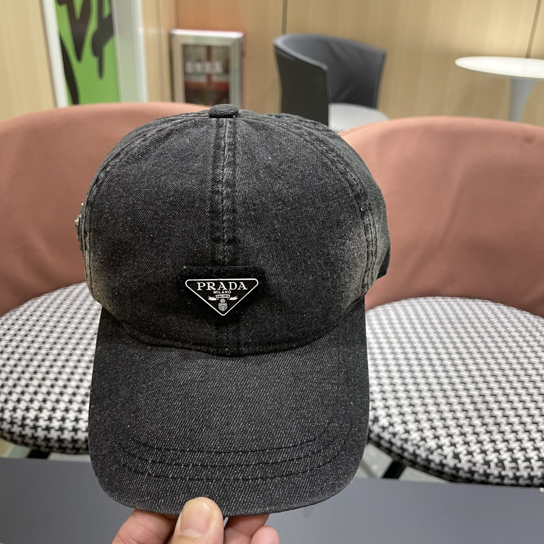  Prada 普拉达2025高品质牛仔布倒三角棒球帽
洗水牛仔色，秀场同款，面料柔软舒适
百搭休闲款，闭